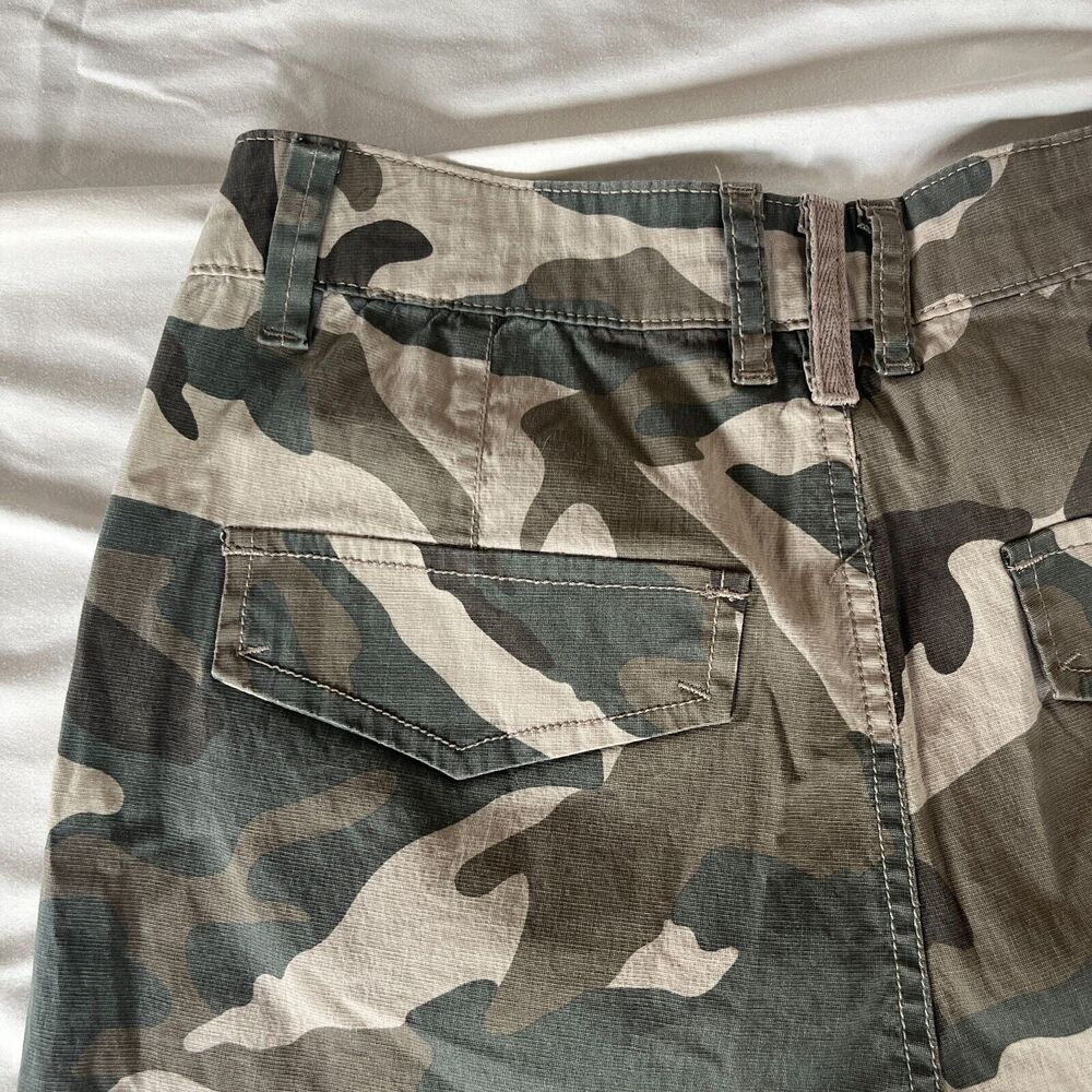CHARLIE B Cuffed Cargo Shorts Green Tan Camo Zipper Pockets Womens 28 Waist - Picture 7 of 11